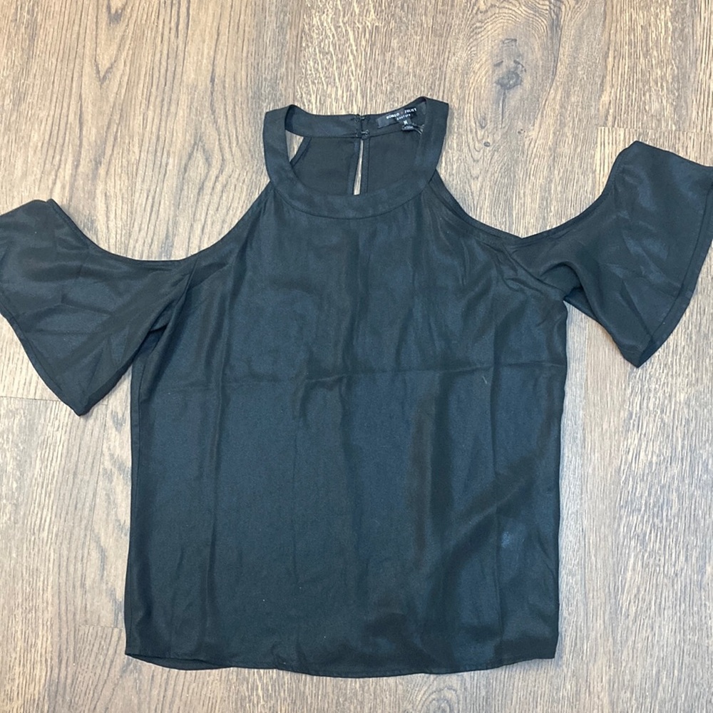 Romeo & Juliet Couture Black Cold Shoulder Top   Size M